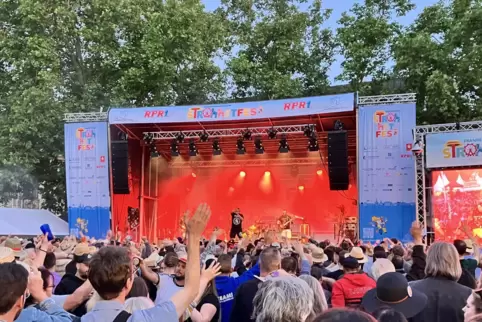 „Frankenthal, zeigt eure Hände“: Fine R.I.P. beim Strohhutfest. 