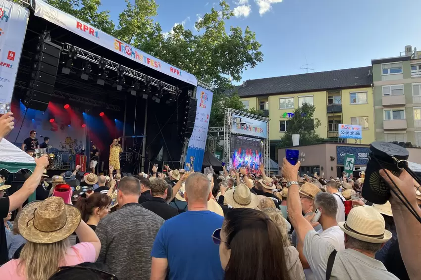 Schorle in der Hand und klatschen: eine wichtige Sache beim Frankenthaler Strohhutfest.
