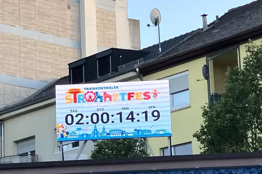 Die Uhr zeigt es an: Halbzeit beim Strohhutfest.