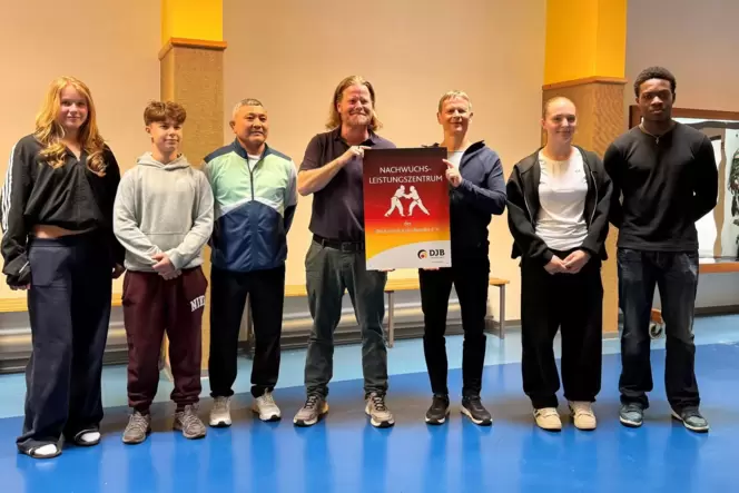 Ein paar ausgewählte Judoschüler (links Maxima Zink und Livian Hermann, rechts Emilia Nikolay und Noah Njonga) durften bei der V