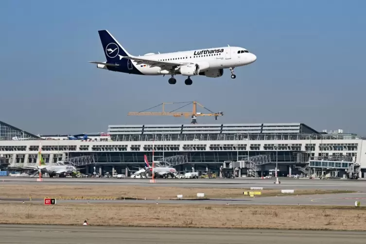 Flughafen Stuttgart - Lufthansa-Maschine