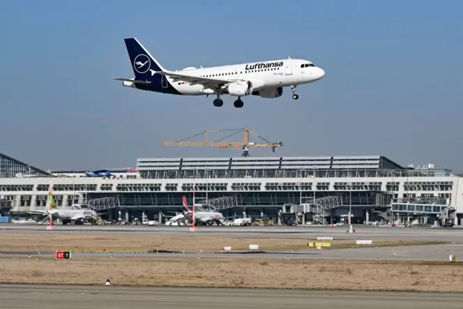 Flughafen Stuttgart - Lufthansa-Maschine