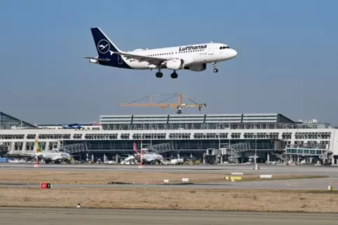 Flughafen Stuttgart - Lufthansa-Maschine