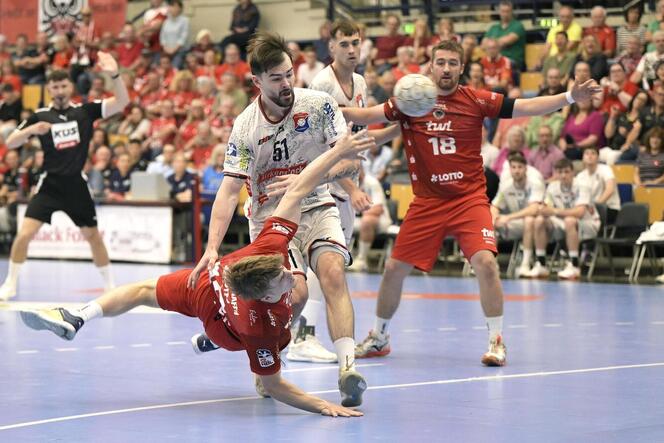 Artistisch: Tilo Müller erzielt das Tor zum 4:2.