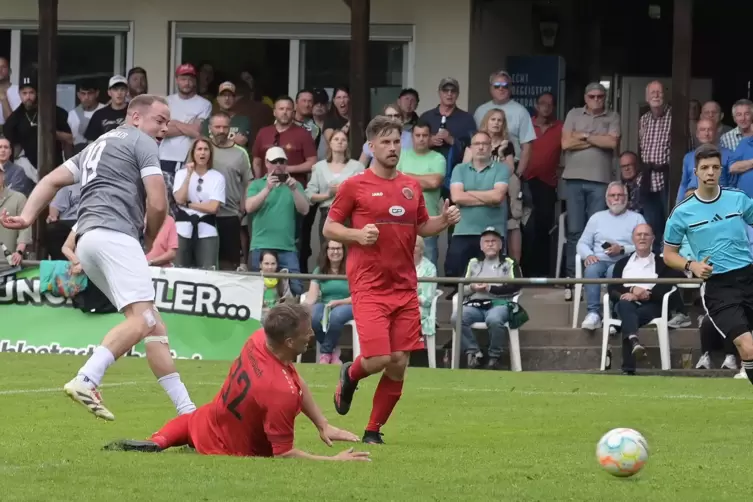 Julian K&ouml;lsch trifft zum 2:1 f&uuml;r die FV M&uuml;nchweiler. Am Boden Jochen Danner, rechts Nicolas Veith vom SC Stambach.