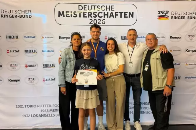 Wichtige Unterstützer: Kevin Gremm (3. von links) mit (von links) Mutter Sabrina Braunert, Schwester Luna Braunert, Freundin Chi