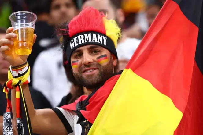 Ein Bier beim Fußball