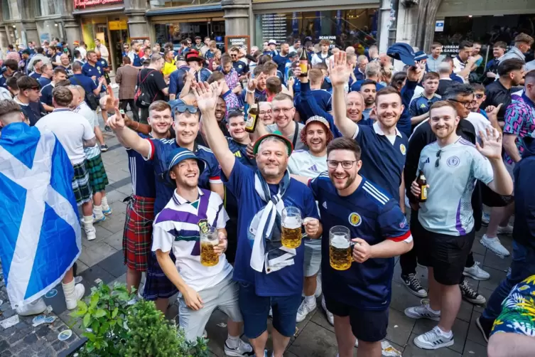 Schottische Fans bei der EURO 2024 auf dem M&uuml;nchner Marienplatz