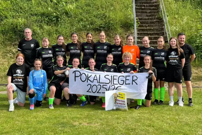 Die stolzen Pokalsieger (hinten von links): Trainer Volker Zimmer, Louisa Reis, Lara Winter, Malou Haupenthal, Frieda Schwarz, C