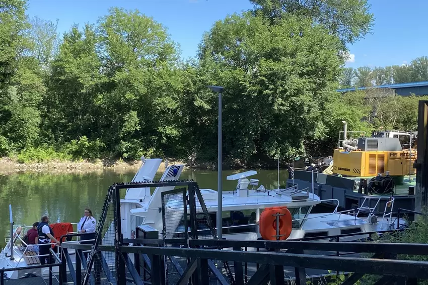 Das große Boot der Wasserschutzpolizei Germersheim lag vor Anker und wurde gerne besichtigt.