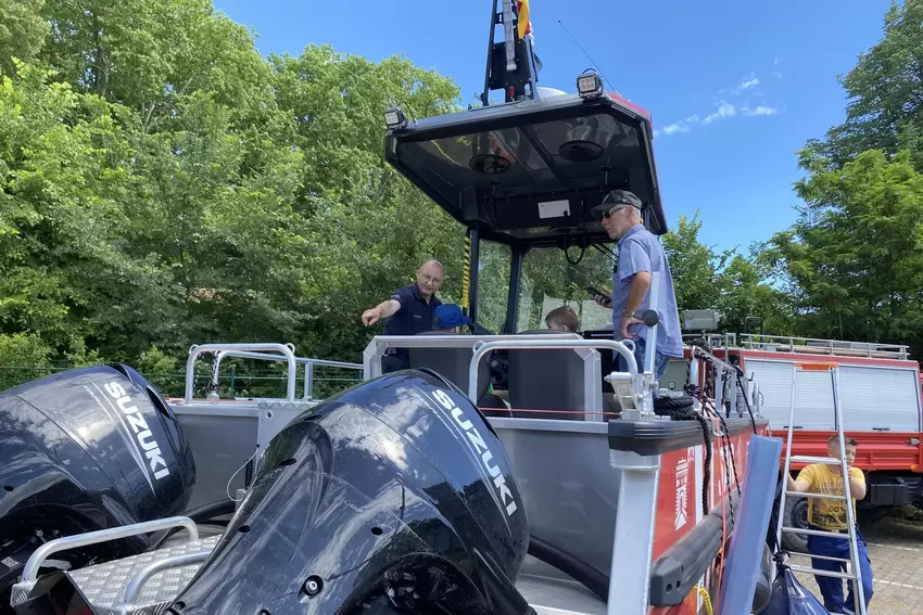 Das Feuerwehrboot mit seinen beiden Außenbordmotoren wurde gerne inspiziert.