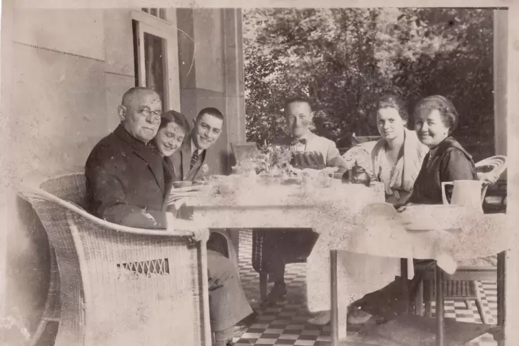 Ein Familienfoto Anfang der 20er-Jahre (von links): Fritz Gugenheim, Schwiegertochter Ilse und Sohn Alfred, Sohn Hans und Schwie