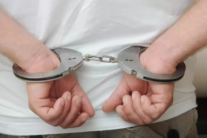 Nach einer Feier geht es für einen Mann in eine Justizvollzugsanstalt.