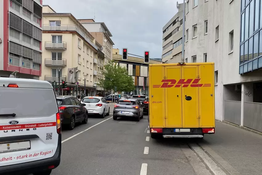 Der Klassiker auf Radwegen: Der Streifen für Radfahrer ist von einem Lieferwagen zugeparkt.