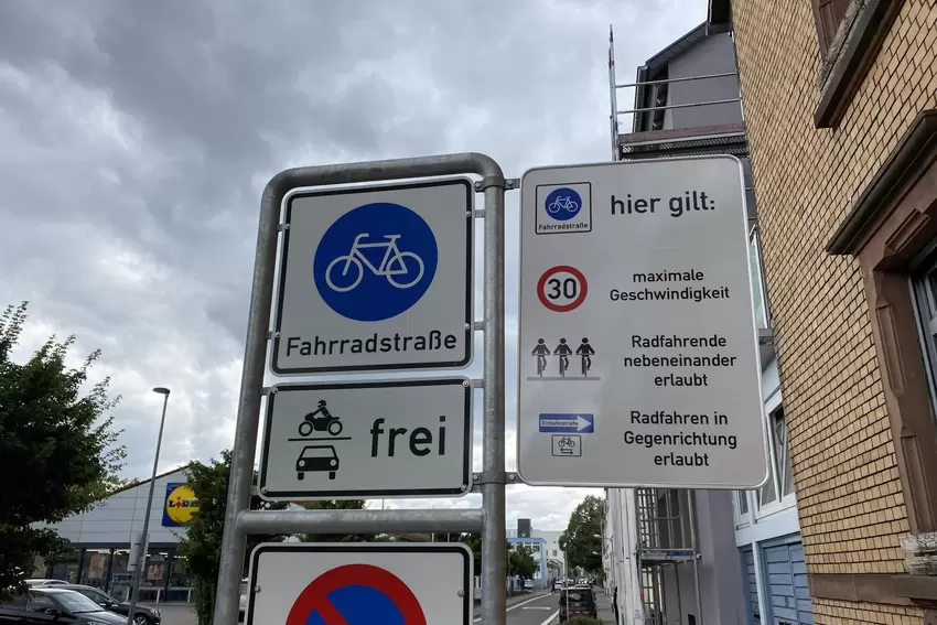 Ausführliche Beschilderung der Fahrradstraße in der Park-/Augustastraße.