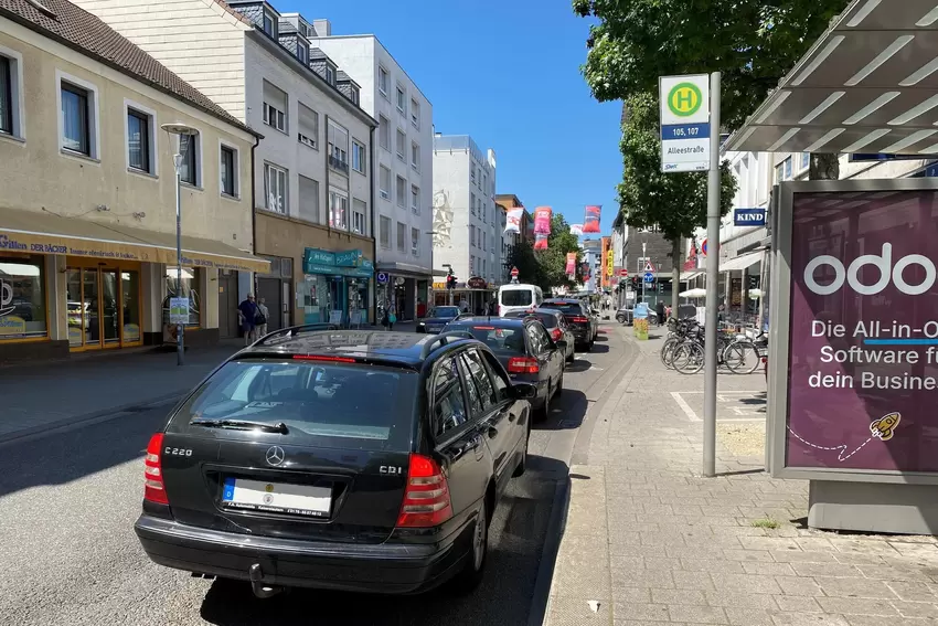 Eisenbahnstraße. Kein Platz für Radfahrer neben den Autos.