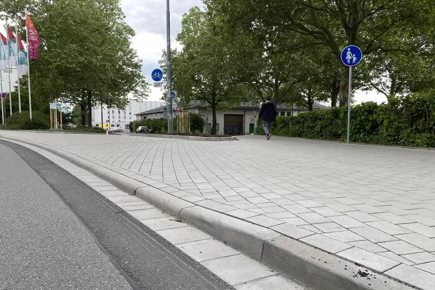 Der Bordstein von der Barbarossastraße zum Messeplatz ist zu hoch, um im flachen Winkel mit dem Rad raufzufahren.