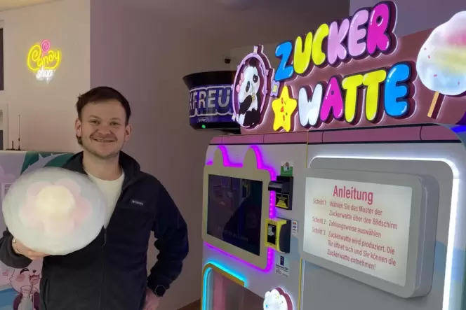 Zuckerwatte in vielen Geschmacksrichtungen: Denis Tissberger im Germersheimer Automaten-Kiosk.