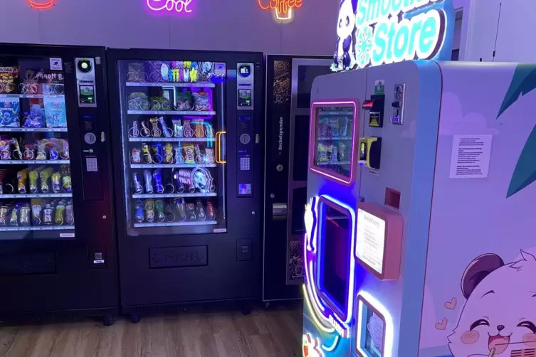 In dem Kiosk gibt es auch klassische Snackautomaten.