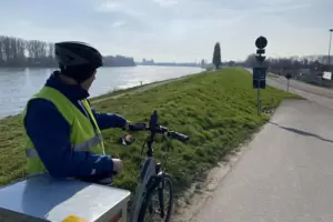 Deich im Speyerer Nordosten: Zugänge von der Franz-Kirrmeier-Straße sind bislang rar. Deich im Speyerer Nordosten: Zugänge von der Franz-Kirrmeier-Straße sind bislang rar.