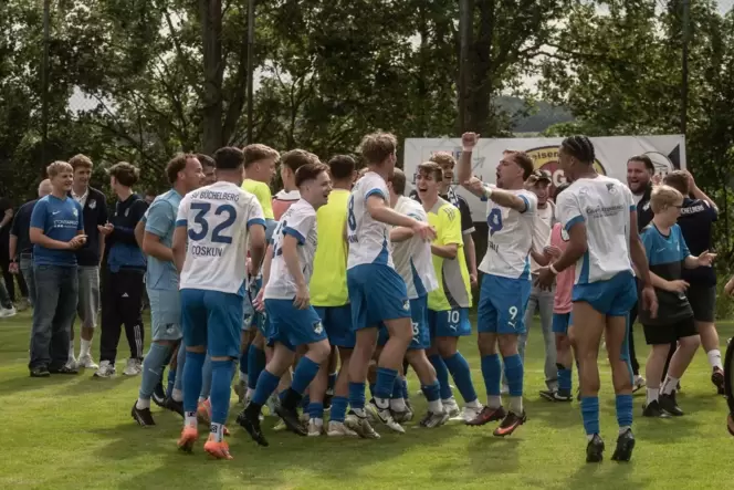 Freudentänze und grenzenloser Jubel: Der SV Büchelberg feiert seinen Aufstieg in die Verbandsliga.