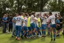 Freudentänze und grenzenloser Jubel: Der SV Büchelberg feiert seinen Aufstieg in die Verbandsliga.