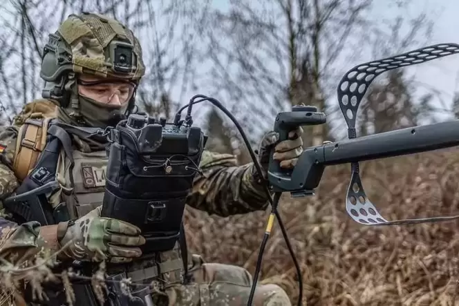 Die Cyberkräfte der Bundeswehr verfügen auch über spezialisierte, luftlandefähige Kräfte, die unentdeckt und sehr nah am Feind e