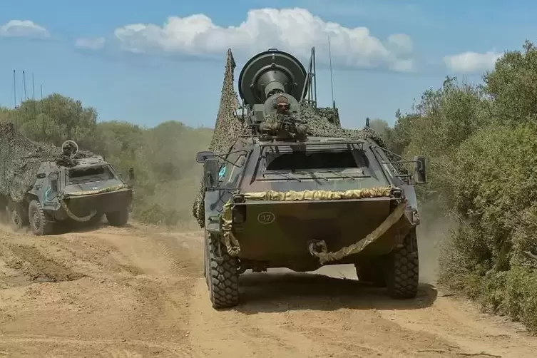 Kr&auml;fte eines Bataillons f&uuml;r Elektronische Kampff&uuml;hrung, hinten der St&ouml;rpanzer Hummel.