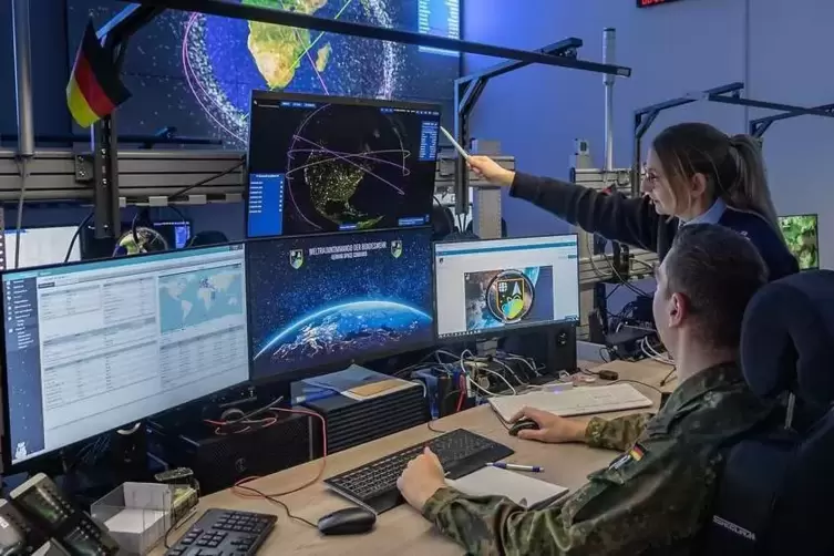 Seit 2024 bildet die Bundeswehr Weltraumoffiziere aus, die zum Beispiel im Weltraumlagezentrum arbeiten.