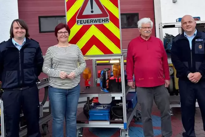 Der Förderverein spendete drei variable Rollwagen für Einsatzgeräte im Wert von 11.500 Euro an die Feuerwehr. (Vorsitzende Andre