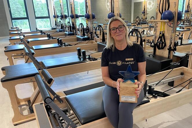 Isabelle Hessel mit dem Franchise-Gründerpreis in ihrem Club Pilates. 12 Reformer stehen hier zur Verfügung.