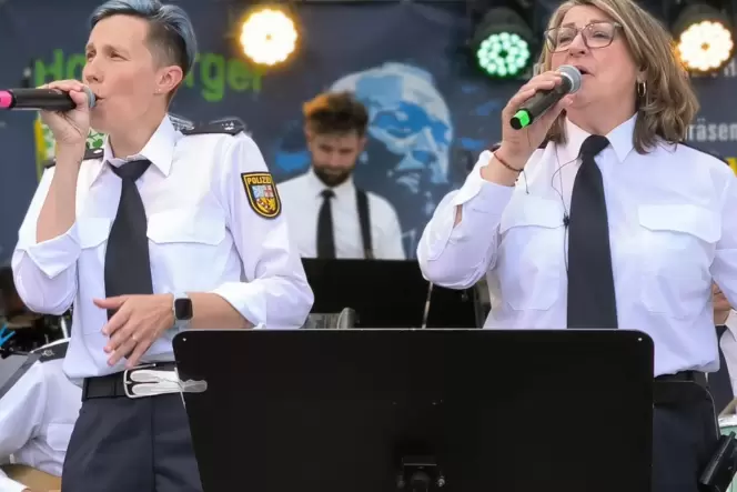 Die beiden Sängerinnen Susanne Thewes (rechts) und Nadja Schilling sind die Stars des Konzerts.