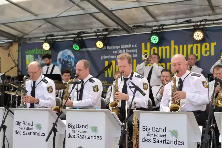Die Bigband der Polizei des Saarlandes, die zum Auftakt des Homburger Musiksommers spielte, hat rund 20 Musiker in ihren Reihen.