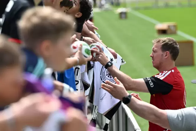 WM-Vorbereitung: Bundestrainer Julian Nagelsmann gibt Autogramme.
