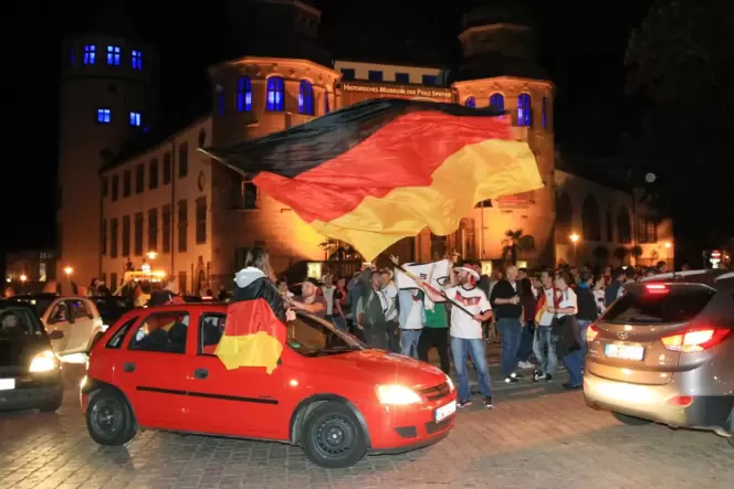 2016: für den Verkehr nicht ungefährlicher Jubel am Museumskreisel nach einem deutschen WM-Sieg.