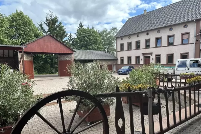 Der Hof der Familie Eymann ist Schauplatz der Feierlichkeiten.