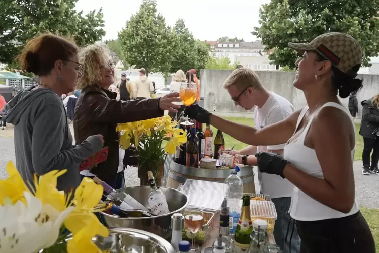 Bunte Cocktails gibt's beim Team der Bodega Estacion.