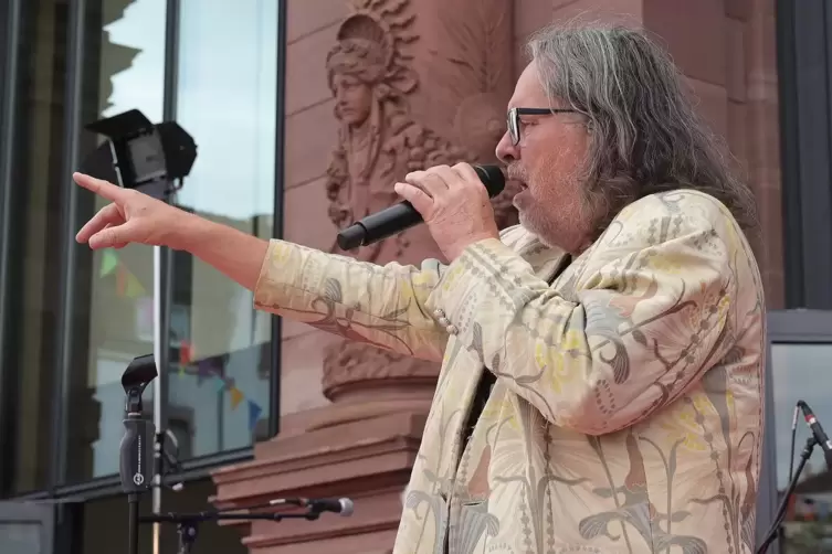 Frontmann J&ouml;rg Krauss von den &bdquo;Poems on the Rocks&ldquo; riss das Publikum mit.