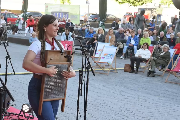 Eine &bdquo;Mama Shakerin&ldquo; mit Waschbrett. 