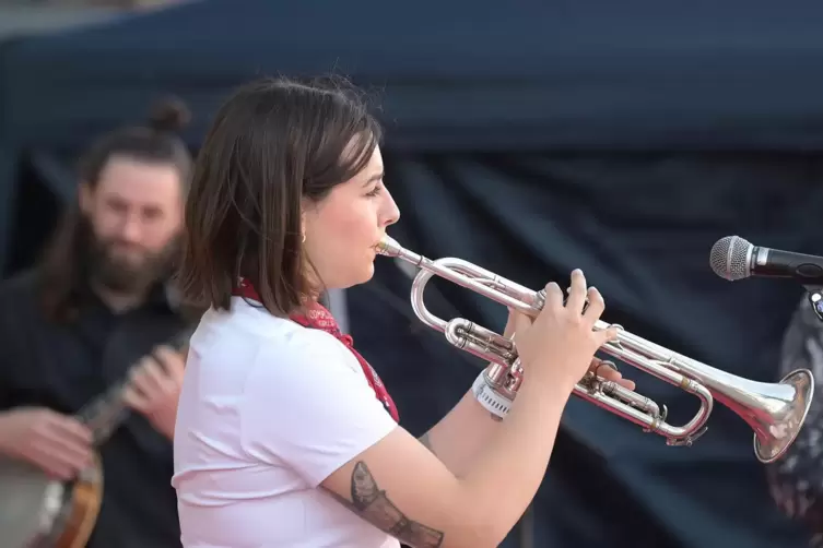 Die &bdquo;Mama Shakers&ldquo; haben auch Trompeten im Einsatz. 