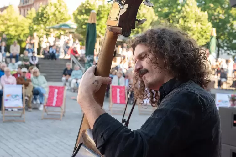 Beim Auftritt der &bdquo;Mama Shakers&ldquo; scheint die Sonne. 