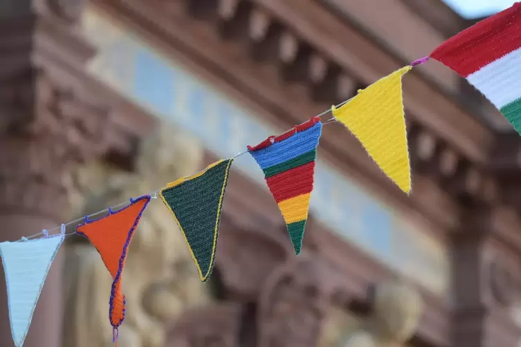Weltoffenes Pirmasens, symbolisiert durch geh&auml;kelte Wimpel. 