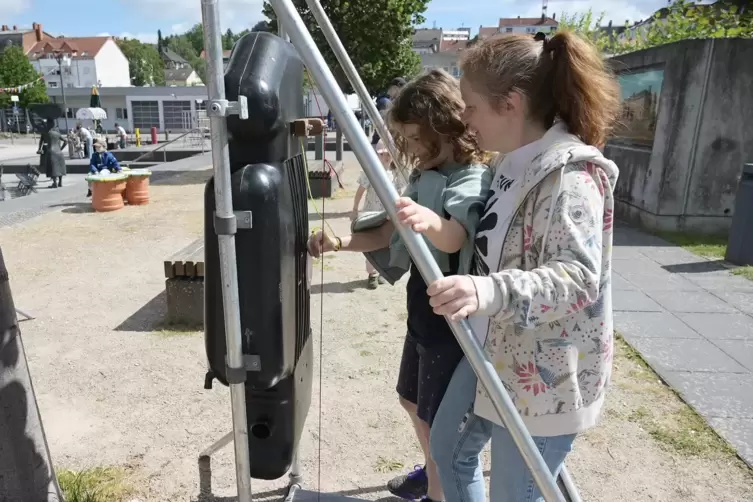 Zum Finale des Sommerintermezzos lud am Sonntag der Klangspielplatz zum Ausprobieren ein. Das wohl kurioseste Instrument war die