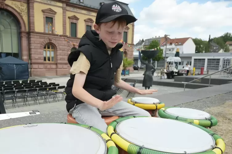Moritz trommelt beim Klangparcours.