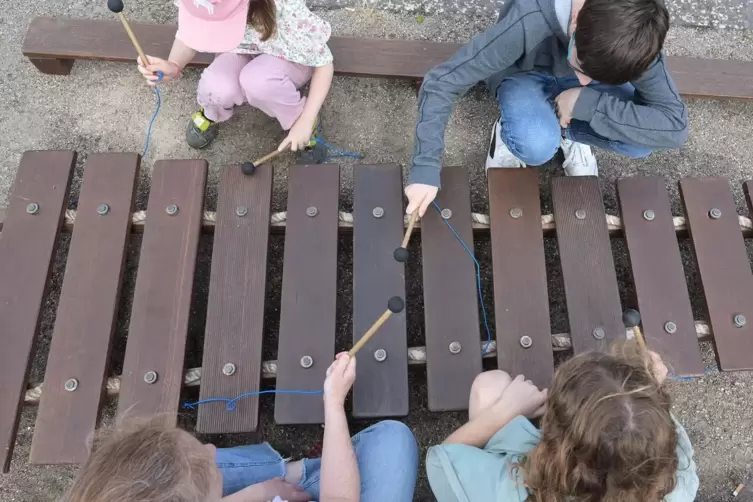 So ein Erdxylophon kann man auch zu viert bespielen.