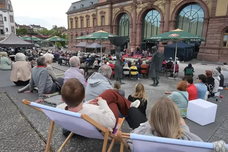 Strandfeeling in Liegest&uuml;hlen konnten die G&auml;ste genie&szlig;en.