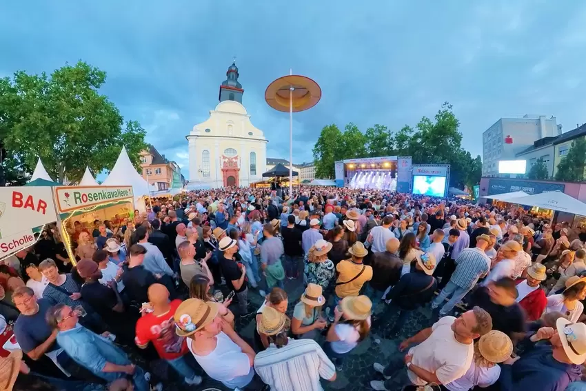 Frankenthaler Strohhutfest: Voller Rathausplatz beim Auftritt der Band N*Cognito am Samstagabend.