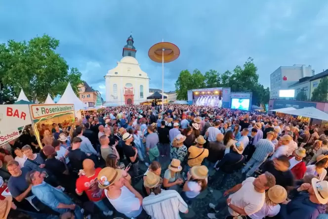Frankenthaler Strohhutfest: Voller Rathausplatz beim Auftritt der Band N*Cognito am Samstagabend.