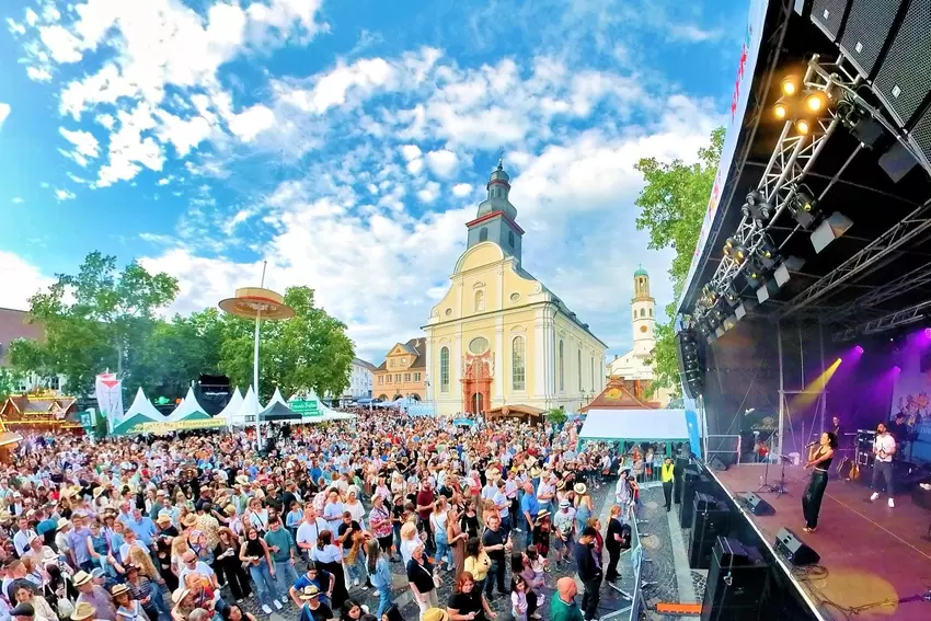 Frankenthaler Strohhutfest: Voller Platz beim Auftritt der Band N*Cognito,am Samstagabend.