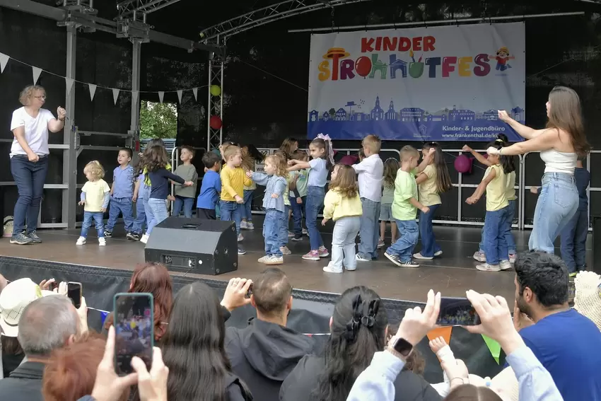 Frankenthaler Strohhutfest: Viel Bewegung auf der Bühne beim Konderstrohhutfest.